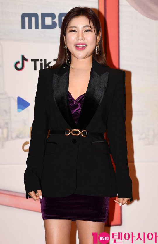 가수 송가인이 30일 오후 서울 상암동 MBC 미디어센터에서 열린 2019 MBC 연기대상 시상식에 참석하고 있다.