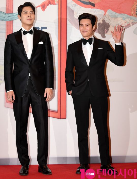 배우 김형민과 재희가 30일 오후 서울 상암동 MBC 미디어센터에서 열린 2019 MBC 연기대상 시상식에 참석하고 있다.