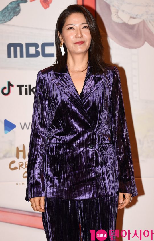 배우 서이숙이 30일 오후 서울 상암동 MBC 미디어센터에서 열린 2019 MBC 연기대상 시상식에 참석하고 있다.