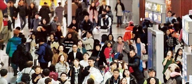 여행객들로 붐비는 인천국제공항 풍경(사진=한국경제 DB)