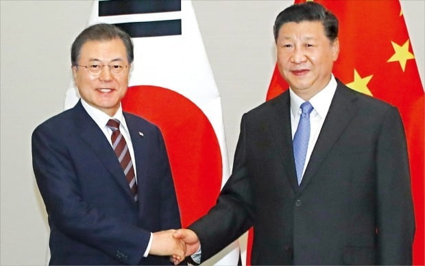(왼쪽부터)문재인 대통령과 시진핑 중국 국가주석/사진=한경DB