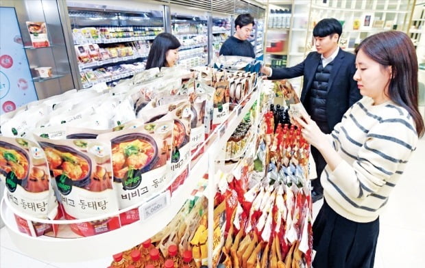 CJ제일제당 직원들이 서울 쌍림동 본사 지하에 있는 ‘CJ 더 마켓’에서 회사 제품을 살펴보고 있다.  김범준 기자 bjk07@hankyung.com 