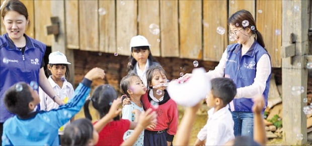 효성 임직원들이 베트남의 한 초등학교에서 봉사활동을 펼치고 있다. 효성 제공
 