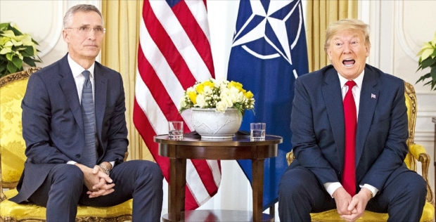 < NATO 사무총장 만난 트럼프 > 도널드 트럼프 미국 대통령(오른쪽)은 3일 영국 런던에서 옌스 스톨텐베르그 북대서양조약기구(NATO) 사무총장과 만나 NATO 방위금 분담금 문제 등을 논의했다. /AP연합뉴스