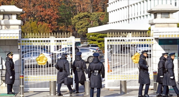 검찰이 청와대 압수수색에 나선 4일 청와대 비서동(여민관)으로 통하는 연풍문 앞을 경비단이 통제하고 있다.  /김범준 기자 bjkim07@hankyung.com 