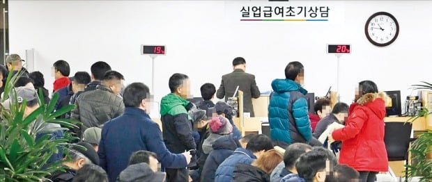 < 붐비는 실업급여 창구 > 실직자들이 서울 장교동 고용복지플러스센터에서 실업급여를 신청하기 위해 기다리고 있다.   한경DB 