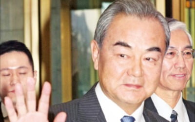 5년여 만에 한국 찾은 왕이 "패권주의가 국제질서 해쳐"