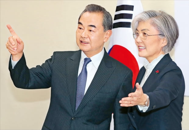 中 외교장관, 사드 갈등 후 첫 방한  강경화 외교부 장관(오른쪽)과 왕이 중국 국무위원 겸 외교장관이 4일 서울 도렴동 외교부 청사에서 회담에 앞서 대화하고 있다. 왕 장관의 방한은 2017년 사드(고고도 미사일방어체계) 갈등 이후 처음이다.   신경훈 기자  khshin@hankyung.com 