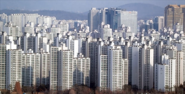 최근 아파트 가격이 급등해 종합부동산세 부담이 커졌다고 호소하는 사람이 늘고 있다. 서울 시내 아파트 단지 전경.  한경DB 