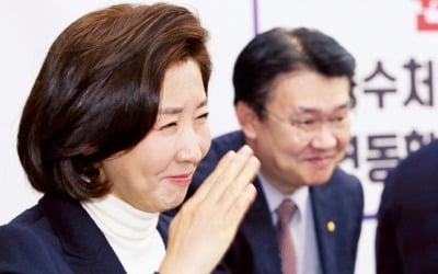 원내대표 그만두는 나경원 “격동의 1년”