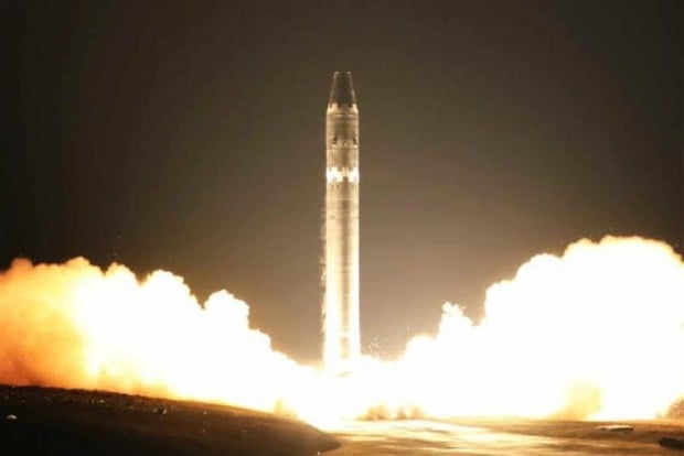 북한이 2017년 노동당 기관지 노동신문을 통해 공개한 신형 대륙간탄도미사일(ICBM) '화성-15형' 시험발사 모습. (사진=연합뉴스) 
