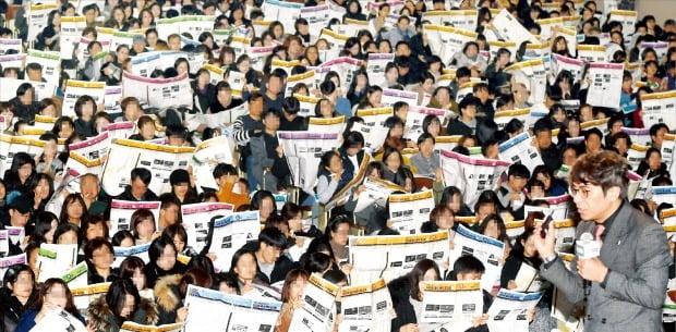 입시교육업체 이투스교육이 8일 서울 역삼동 진선여고 회당기념관에서 수험생과 학부모들에게 대입 정시 지원 전략을 설명하는 ‘2020학년도 최종 지원 전략 설명회’를 열었다. 김병진 이투스 교육평가연구소장(오른쪽 아래)이 대입 전략을 설명하고 있다.   /허문찬 기자 sweat@hankyung.com 