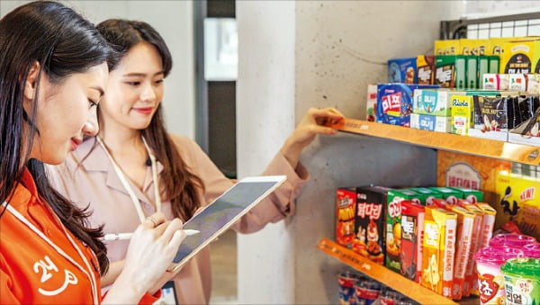 스낵24 간식 진열대. 자유롭게 진열대에서 먹고 싶은 간식을 집어 갈 수 있다.        /스낵24  제공 