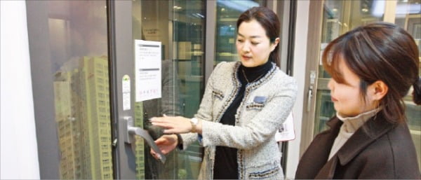 서울 논현동 ‘LG지인 스퀘어’를 찾은 소비자가 고단열 창호 ‘수퍼세이브’ 제품을 살펴보고 있다. 