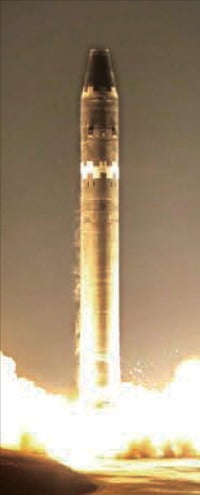 북한이 공개한 신형 대륙간탄도미사일(ICBM) ‘화성-15형'. /한경 DB 