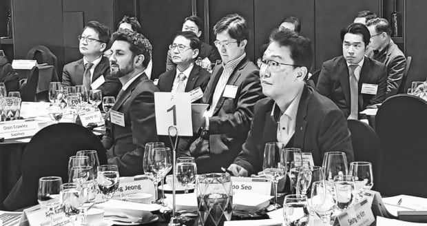 한국경제신문사가 10일 서울 소공동 더플라자호텔에서 연 ‘제2회 최고투자책임자(CIO) 라운드테이블’ 행사에서 참석자들이 주제 발표를 듣고 있다. 