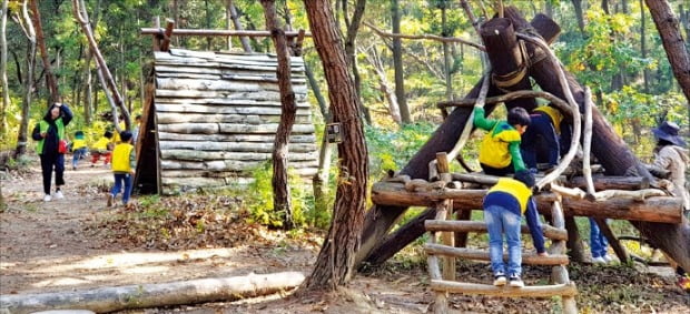 전북 전주 인후공원의 유아숲체험원에 체험 온 아이들이 위숲 유아숲지도사들과 함께 즐거운 한때를 보내고 있다.  임호범 기자 