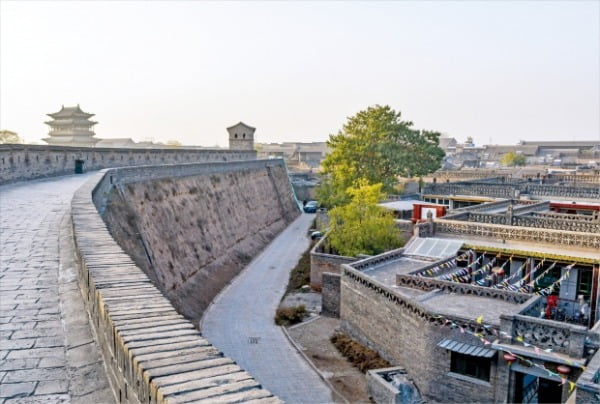 핑야오고성을 둘러싼 웅장한 모습의 성벽. 수차례 개축을 거친 성벽은 1370년 명나라 때 현재의 모습을 완성했다. 