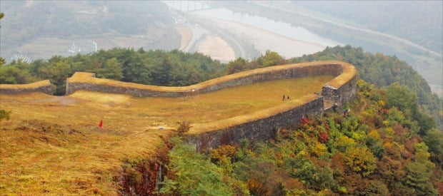 충북 단양군 영춘면의 온달산성. 죽령을 바라보는 남한강가 산꼭대기에 있다. 고구려계로 알려졌으나 발굴 결과 신라 양식으로 밝혀졌다.
 