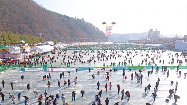 화천 산천어축제에서 얼음낚시와 썰매를 타는 관광객들. 