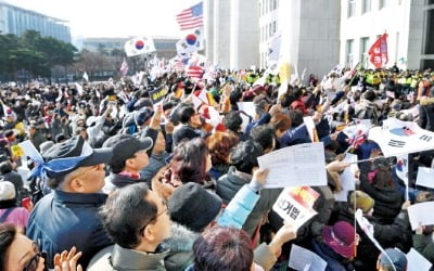 한국당 '선거법 저지' 수천명 집회…국회 '아수라장'