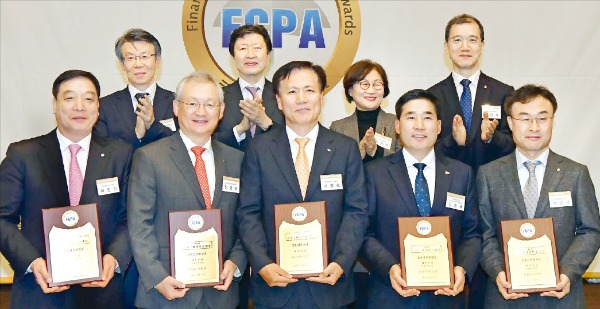 금융회사의 소비자 보호 시스템을 평가하는 제8회 금융소비자보호대상 시상식이 17일 서울 중림동 한국경제신문사 빌딩에서 열렸다. 윗줄 왼쪽부터 시계 방향으로 최훈 금융위원회 상임위원, 김기웅 한국경제신문 사장, 홍은주 심사위원장(한양사이버대 교수), 이상제 금융감독원 부원장, 박성식 DB손해보험 상무(손해보험 부문 최우수상), 강창규 미래에셋생명 고객서비스부문 대표(생명보험 부문 최우수상), 이몽호 KB국민카드 부사장(종합 대상), 정영채 NH투자증권 사장(금융투자 부문 최우수상), 허정진 우리카드 부사장(여신금융 부문 최우수상). /김영우  기자  youngwoo@hankyung.com 