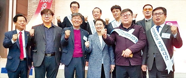 지난 6일 서울 신길동 공군회관에서 열린 ‘소상공인당 창당 발기인 대회’에서 참석자들이 구호를 외치고 있다. 내년 4월 총선을 앞두고 각 직능단체의 정치세력화 움직임이 본격화되고 있다.  소상공인당 창당준비위원회 제공 