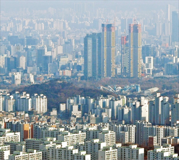 정부의 ‘12·16 부동산 대책’이 급조되는 바람에 곳곳에서 허점이 드러나고 있다는 지적이 나온다. 세부 내용에 대해 금융당국마저 정확한 답을 하지 못하거나, 하루 사이에 정부 발표 내용이 뒤바뀌는 일도 벌어지고 있다. 김범준 기자 bjk07@hankyung.com 