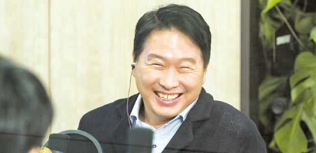 최태원 SK그룹 회장이 지난 17일 서울 서린동 SK빌딩에서 ‘보이는 라디오’ 형식의 99차 행복토크를 하고 있다.  SK그룹 제공 