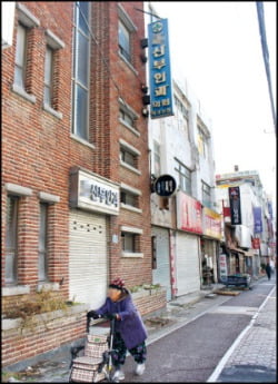 한때 전북에서 가장 땅값이 비쌌던 익산역 앞에는 산부인과 건물이 20년간 비어 있는 상태로 방치돼 있다. 10년 전 5억원에 팔렸던 건물 가격은 최근 3억원 안팎까지 떨어졌다.  /허문찬 기자 sweat@hankyung.com