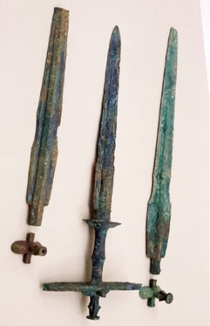 일본 사가현 요시노가리에서 발견된 한륙도계 청동무기들. 