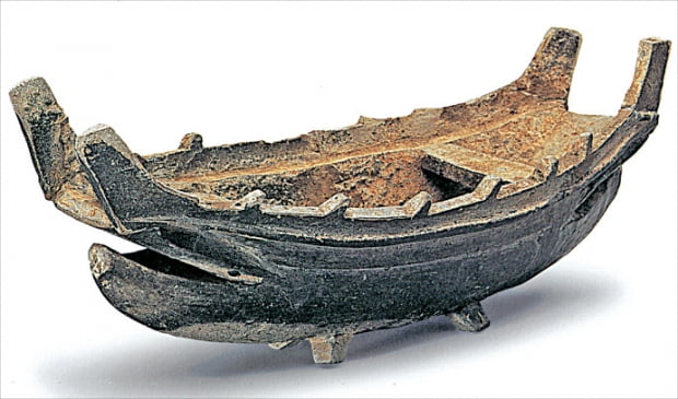 배 모양을 한 5세기 삼국시대 토기. 무덤 속 부장품이며, 비슷한 것들이 일본 고분에서도 발견된다. 