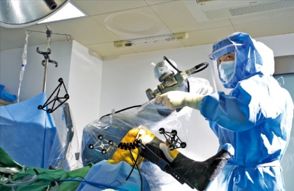 세란병원 의료진이 인공관절 수술로봇인 마코를 활용해 환자 무릎관절 수술을 하고 있다. 한국스트라이커 제공 