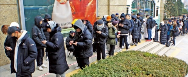 지난 9일 서울 소공동 롯데백화점 앞에 미국 신발 브랜드 컨버스의 한정판 운동화 ‘런스타하이크’를 사려는 젊은이들이 줄을 서 있다. /롯데백화점 제공 