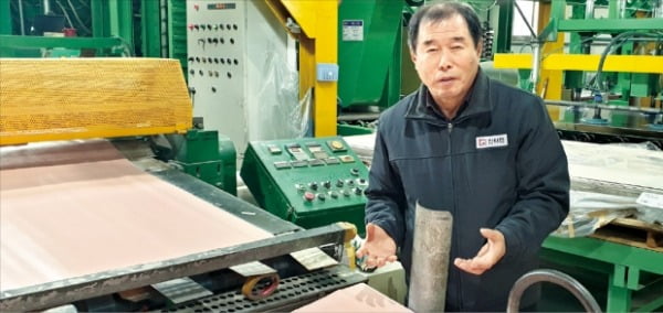 이균길 서한안타민 대표가 인천 남동산업단지 내 공장에서 준불연자재 생산 과정을 설명하고 있다. 김낙훈 기자
 