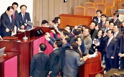 '패트 국회' 난장판…문희상 의장 '회기안건 필리버스터' 막자 피켓·고성