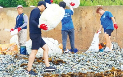 인하대, 해안 쓰레기 치우고 섬 아동들 학습 도와