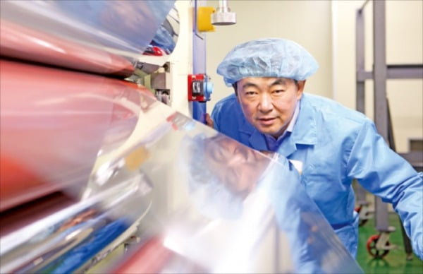 김창호 한국알미늄 대표가 충북 공장에서 알루미늄 포장재 필름을 점검하고 있다. 강태우 기자