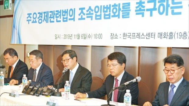 < “경제활성화 법안 조속 처리를” > 경제단체 부회장들이 지난달 6일 경제활성화 법안을 빨리 처리해달라는 내용의 공동성명을 발표하고 있다. 왼쪽부터 서승원 중소기업중앙회, 김준동 대한상공회의소, 김용근 한국경영자총협회, 한진현 한국무역협회, 반원익 한국중견기업연합회 상근부회장.   경총 제공 