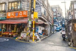 영화 ‘기생충’의 아현동 돼지슈퍼. 