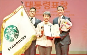 스타벅스는 ‘2019 문화유산보호 유공자 포상’에서 대통령 표창을 받았다.  스타벅스 제공 