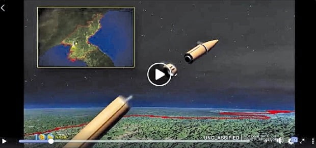 미국 공군이 29일 북한의 대륙간탄도미사일(ICBM) 발사 상황을 가정한 홍보 영상을 제작해 공개했다. 영상은 북한 평양 북쪽 지역에서 미사일이 발사되는 상황을 가정했다. 미사일은 3단으로 분리되며 일본을 지나 태평양으로 비행한다. 미군은 요격 미사일로 이에 대응한다.    /가데나기지SNS  캡처 