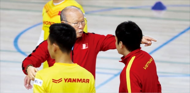 박항서 감독이 이끄는 베트남 23세 이하(U-23) 축구대표팀이 지난달 14일부터 경남 통영시에서 8박9일 동안 전지훈련을 했다.   경상남도 제공 