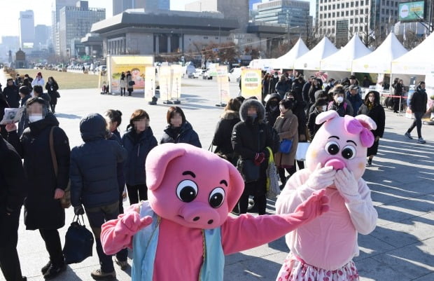 시민들이 6일 서울 광화문광장에서 열린 '우리돼지 한돈축제의 장'에서 경품추첨을 위해 줄을 서서 기다리고 있다. 신경훈 기자 khshin@hankyung.com