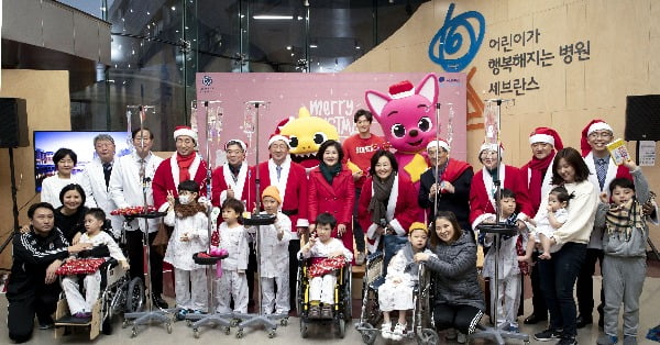 영부인 성탄절 위문까지 시비 거는 한국당 "아픈 어린이 들러리 삼아, 인증샷 집착 공주병"