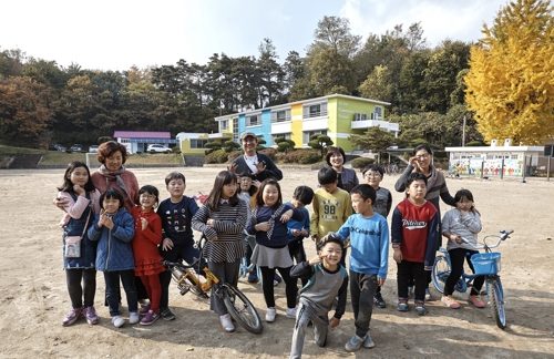 [#나눔동행] 폐교위기 학교에 알록달록 희망 심는 '키다리아저씨'