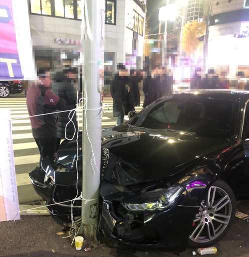 시민 북적이는 연말 유흥가에서 아찔한 음주운전 사고