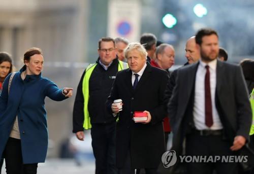 英 존슨 총리 "심각한 테러범죄 연루자, 최소 14년 복역해야"