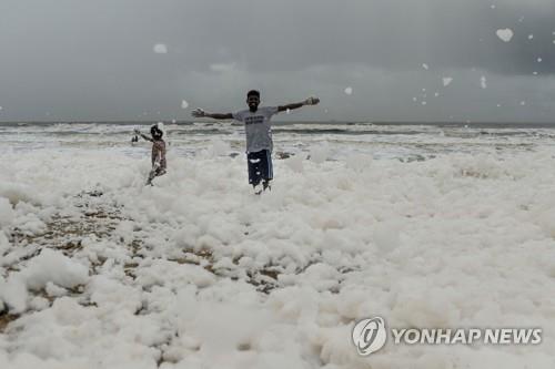 '오염 흰 거품' 속 뛰노는 아이들…인도 남부 해변 풍경 '아찔'