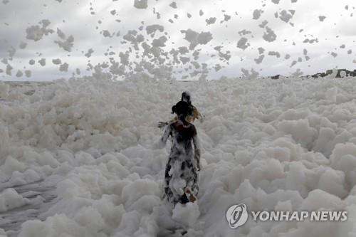 '오염 흰 거품' 속 뛰노는 아이들…인도 남부 해변 풍경 '아찔'